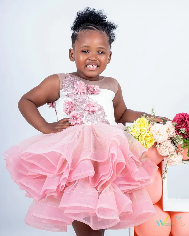 Two sisters birthday photoshoot, Minnie Mouse themed balloon backdrop