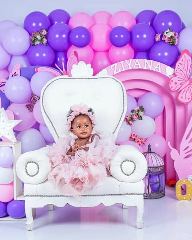 Baby milestone photoshoot, throne chair and balloon arch